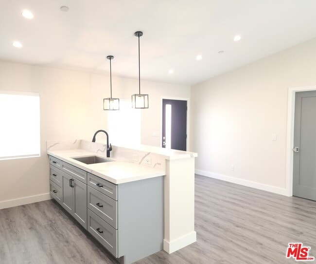 Photo - 422-422-1 Almond Ave