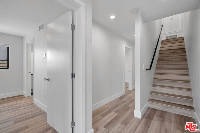 Photo - 14804 1/2 Vanowen St