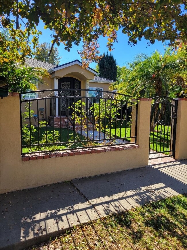 Building Photo - Namm Properties Unit Sylvan