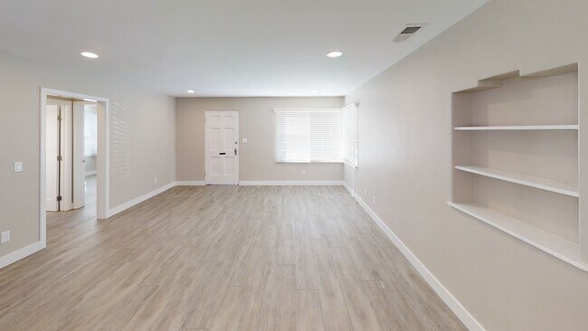 Photo - 5BD/3BA, Private Fenced Yard!!