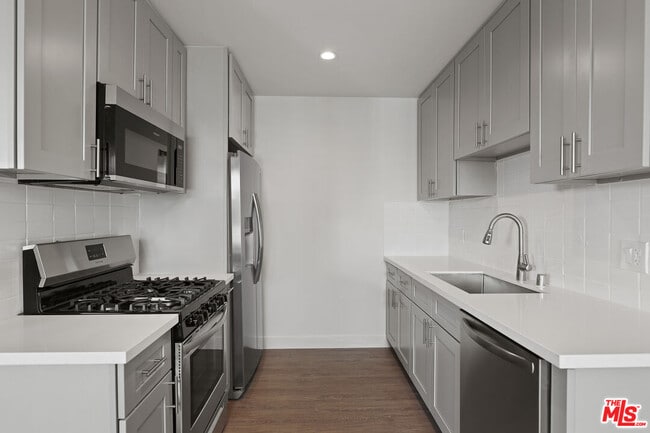 Building Photo - 1117 S Bronson Ave Unit 6