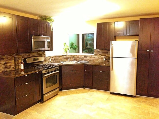 Building Photo - Victory 3414 Unit C