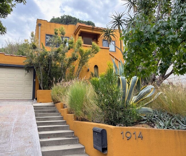 Building Photo - Serene 2bed /1 Bath Spanish Hideaway in He...