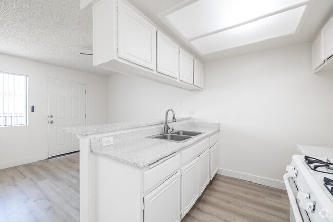 2BR, 2BA - 733SF - Kitchen - 1555-1557 Carson St.