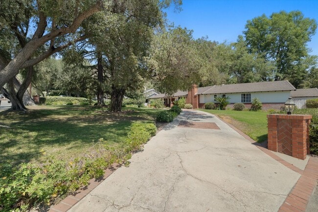 La Canada 4-Bedroom Home | Large Lot, Upda... - La Canada 4-Bedroom Home | Large Lot, Upda...