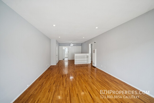 Building Photo - 5307 Vantage Ave Unit 6