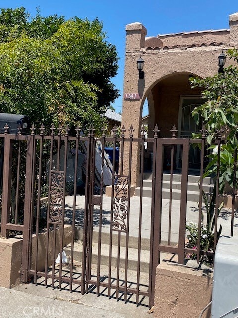 Building Photo - 1441 W Vernon Ave Rental