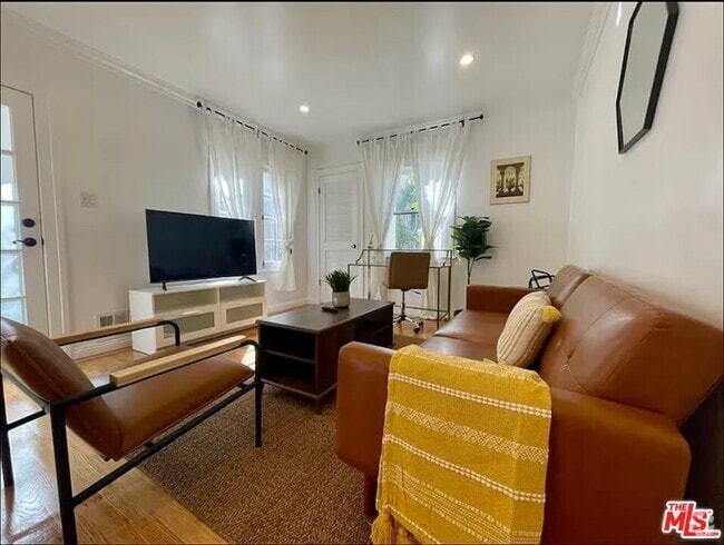 Building Photo - 907 18th St Unit F Rental