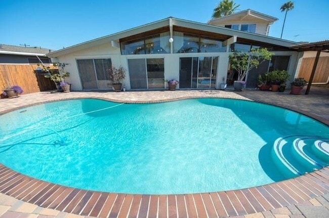 Photo - POOL house! BIG rooms! 8 Bedrooms (Lease o...