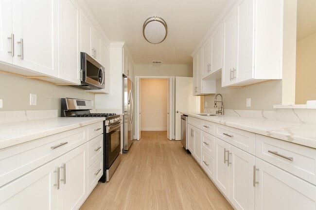 Building Photo - 8040 W 83rd St