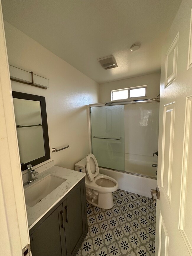 Photo - 721 W 30th St Unit 12