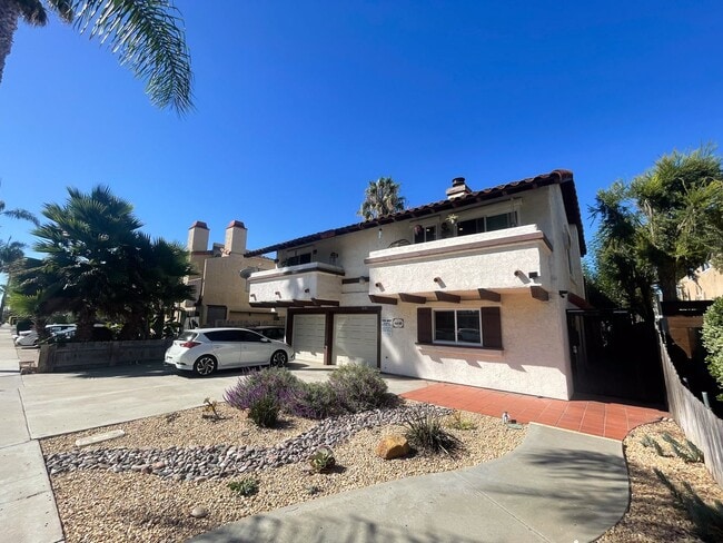 Building Photo - University Heights Ground Level with enclosed patio Unit 1