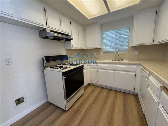 Photo - 961 W 1st St