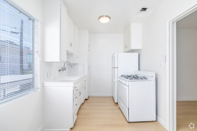 Studio - 700SF - Kitchen - Sunset West