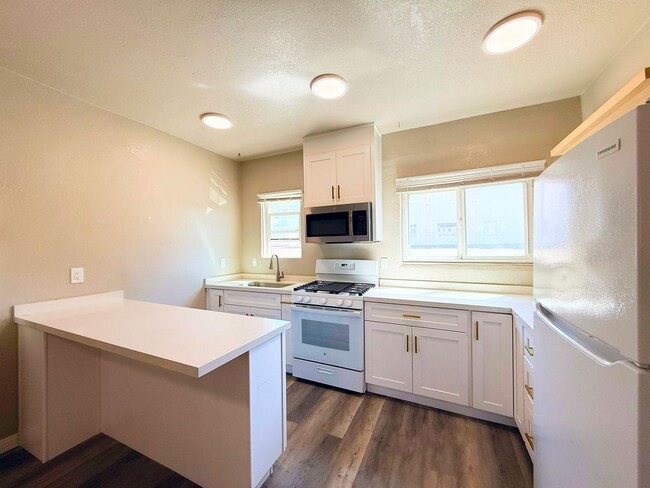Building Photo - Welcome Home to Ocean Beach – Sunny Apartm... Unit 3