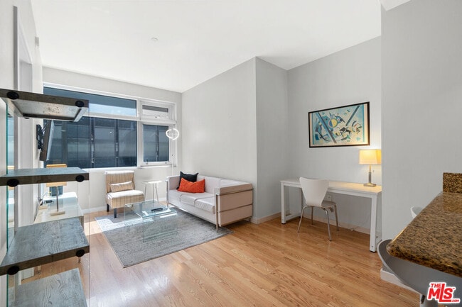 Photo - 630 W 6th St Unit 613