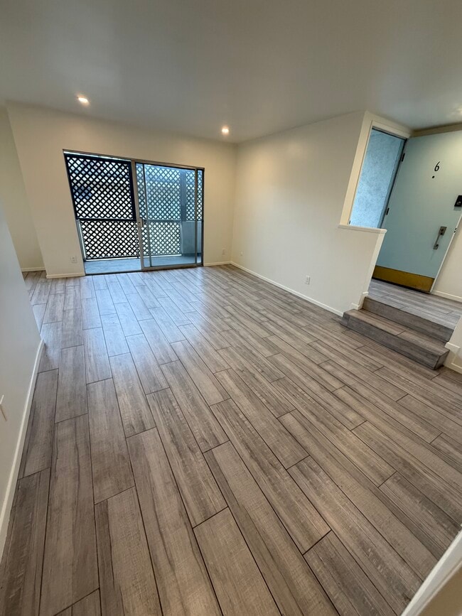 Building Photo - 3820 Mentone Ave Unit 6