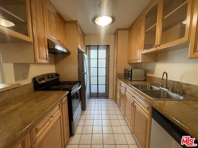 Photo - 5330 Zelzah Ave Unit 4