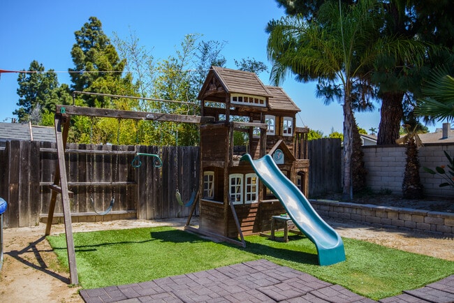 Photo - 5239 Hubbert St