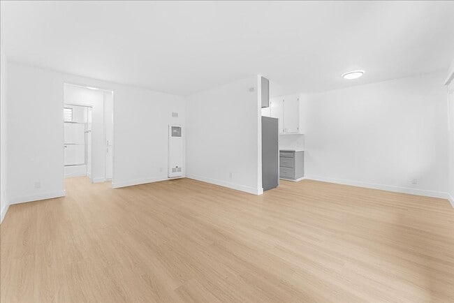 Building Photo - 6114 Cahuenga Blvd Unit 05