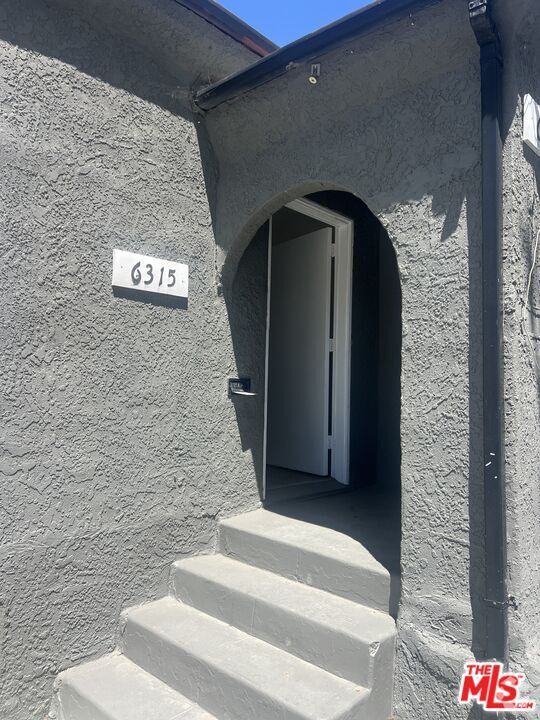 Building Photo - 6315 S Victoria Ave Rental