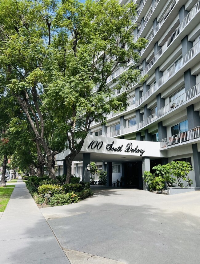 Building Photo - 100 S Doheny Dr Unit 308