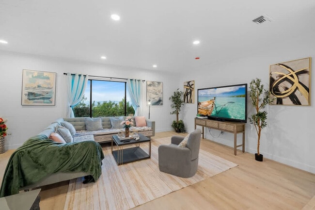 Building Photo - 5048 Bluff Pl Unit ID1465025P