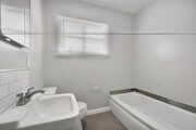 Bath Room/Tub - 4080 Abourne Rd Unit 4121A