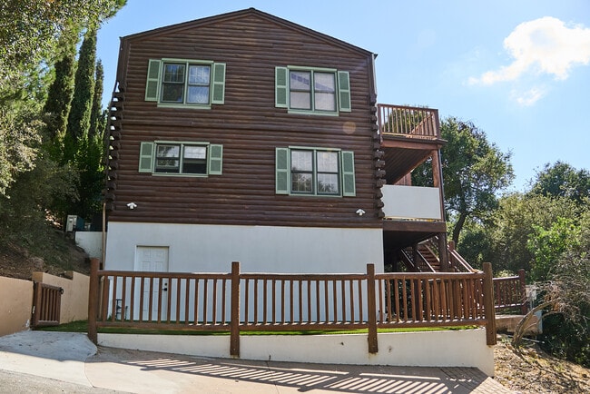 Photo - 373 Loftyhill Dr Unit Loftyhill House