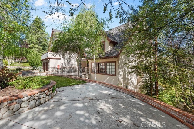 Photo - 887 Talisman Ln