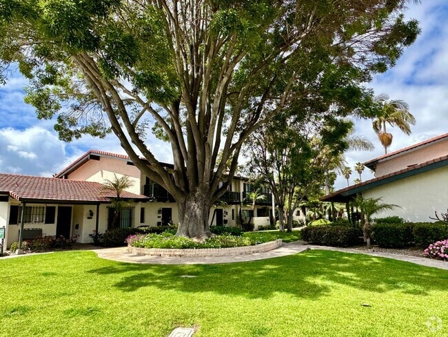 Building Photo - Spacious, Upgraded, 3 Bedroom 2.5 Bath Con... Rental