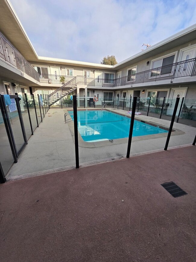 Building Photo - 2-Bed/1-Bath Condo w/Pool