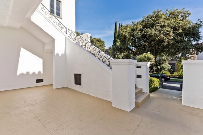 Photo - 145-147 N Clark Dr