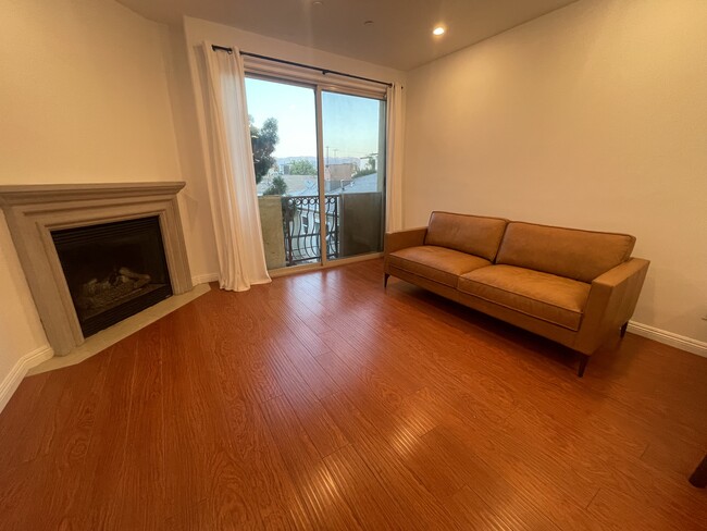 Building Photo - 5303 Satsuma Ave Unit 113