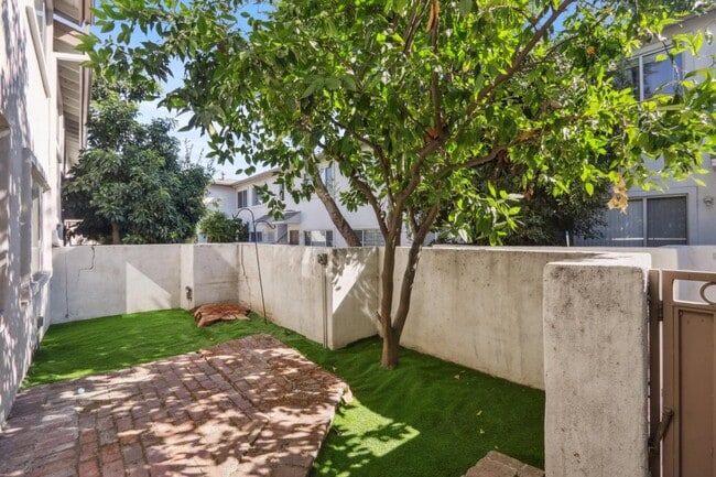 Photo - 18555 Collins St