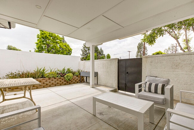 Photo - 16615 Los Alimos St