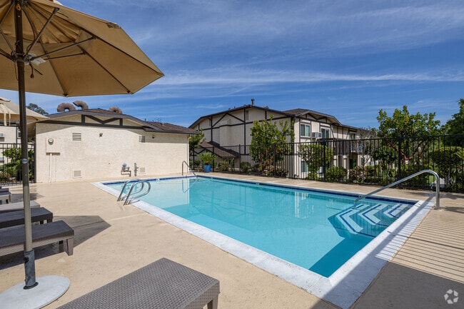 Pool - WINDSOR MANOR I