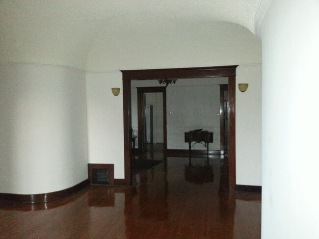 Living rm to dining rm - 218 1/2 N Kenmore Ave Unit 218.5