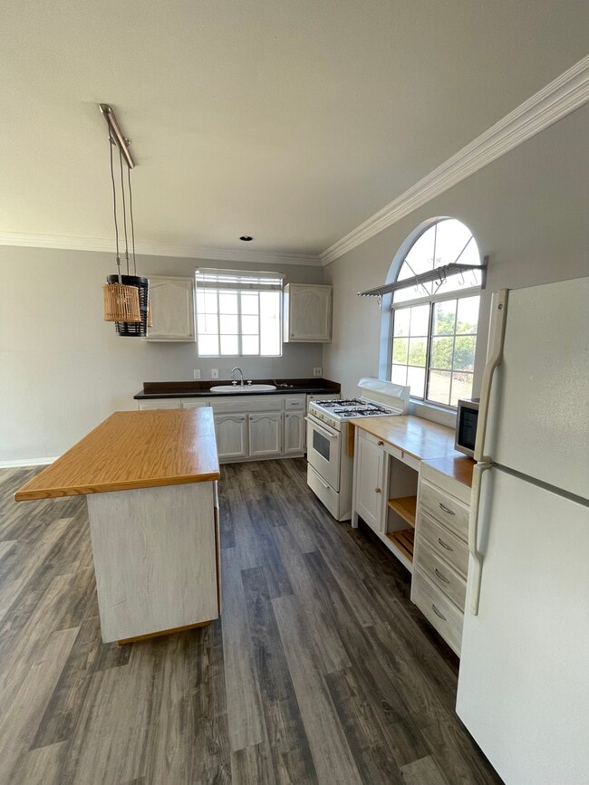 Kitchen - 756 Vernon Ave Unit B