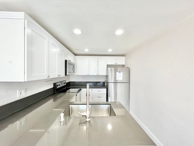 Building Photo - 4455 Vision Dr Unit 4