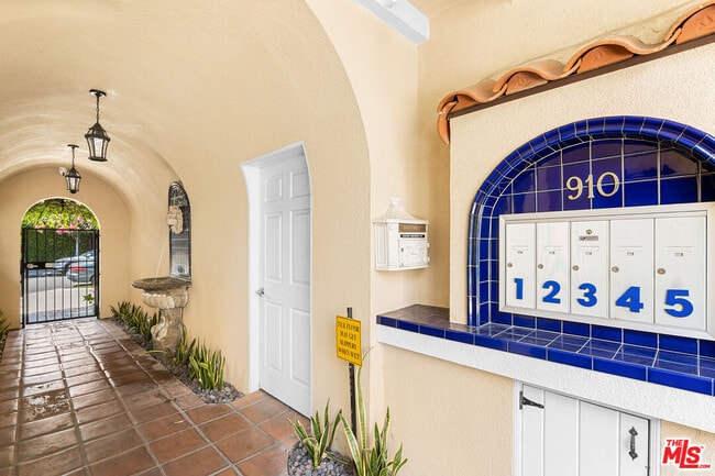 Photo - 910 N Alfred St Unit 1