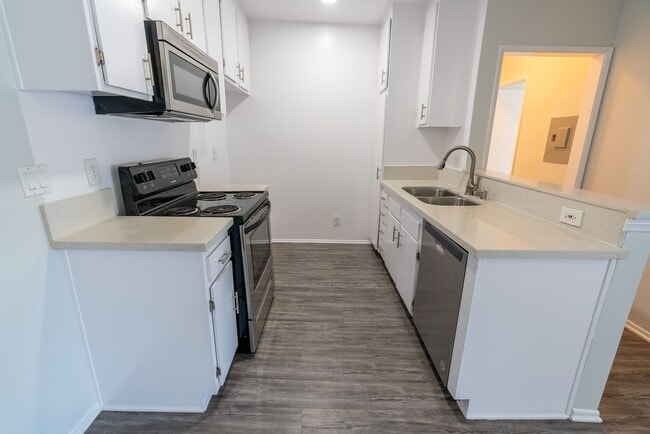 Photo - 4444 Ensign Avenue