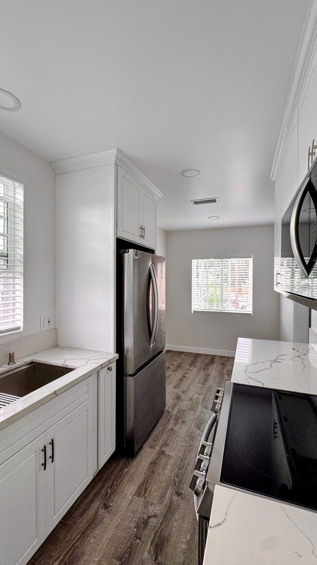 Photo - 639 W 4th St