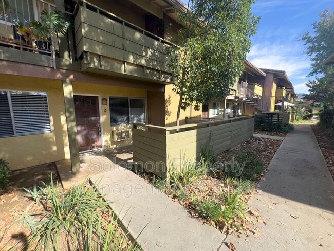 Building Photo - 2094 E Grand Ave Unit #2