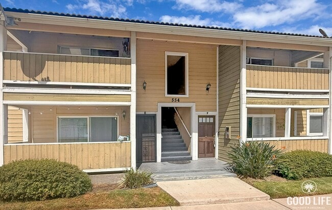 Building Photo - Spacious 3-Bedroom Top-Floor Condo in Chul... Unit H