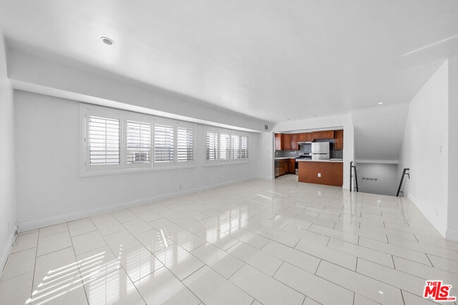 Building Photo - 148 S Reeves Dr Unit 4