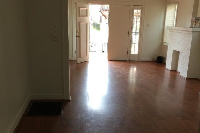 Building Photo - 2928 Kenwood Ave Unit 1