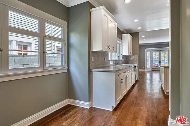 Photo - 515 S Van Ness Ave