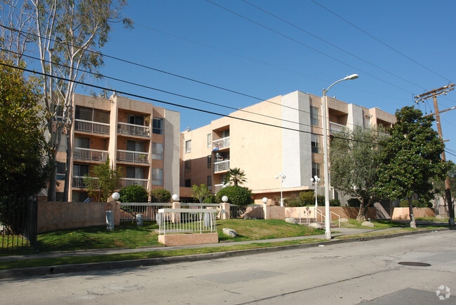 Building Photo - Bakman Towers