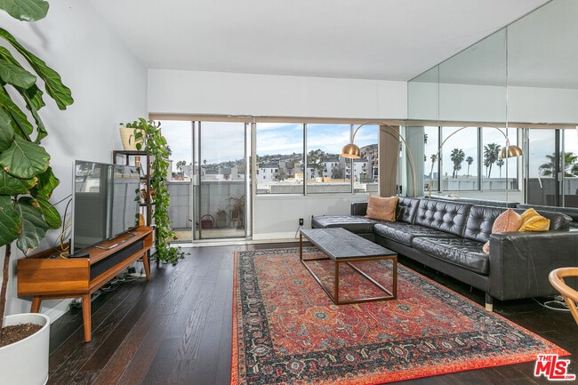 Building Photo - 7135 Hollywood Blvd Unit 603